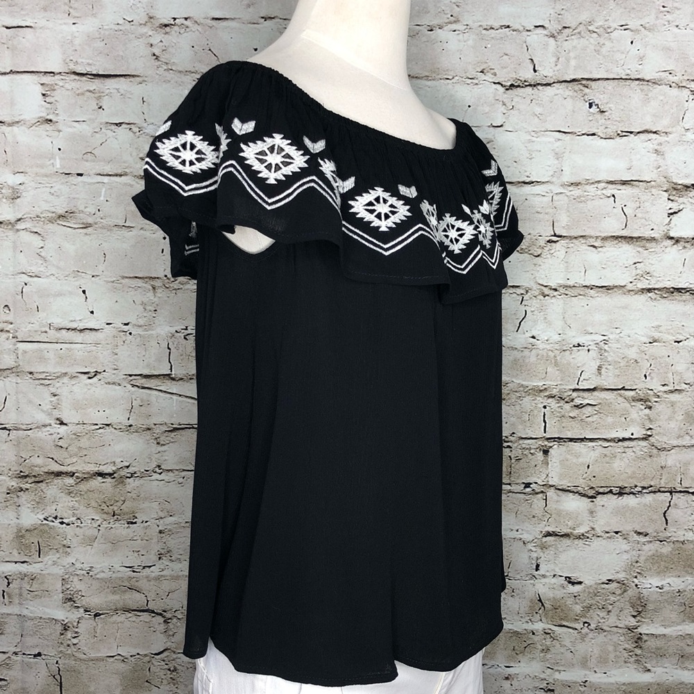 ALYA • Francesca’s Collection Top - Picture 3 of 8